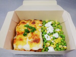 Packed meals in eco packaging - Lasagna with veg of the day